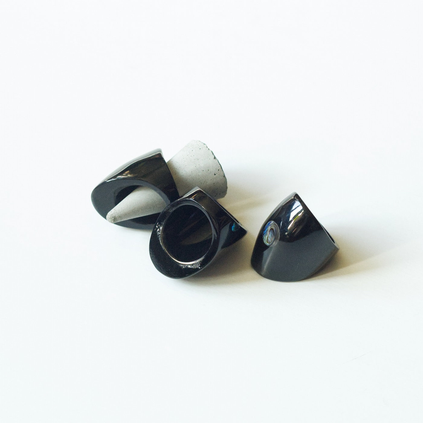 Black horn with black shell ring