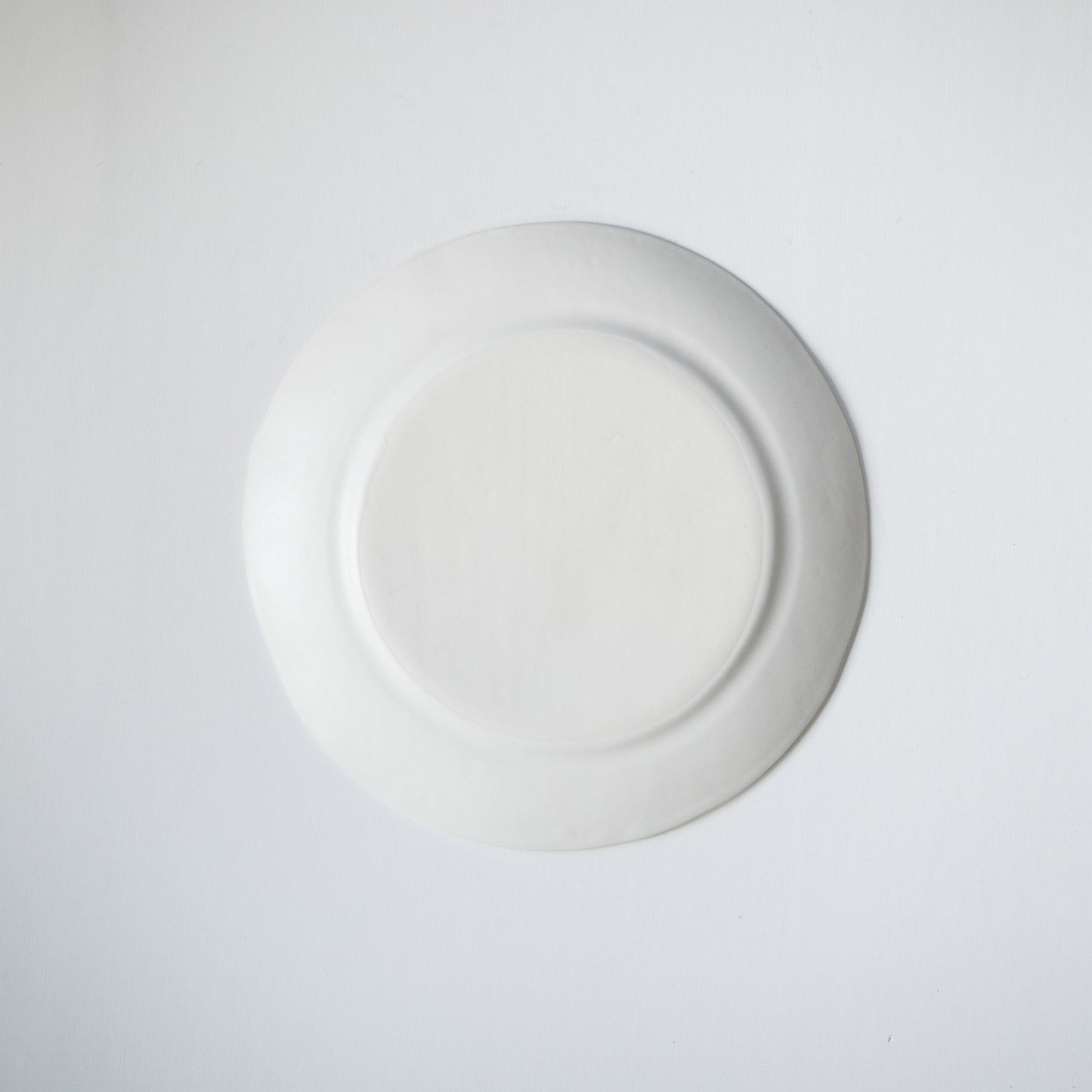 White porcelain mat rim plate