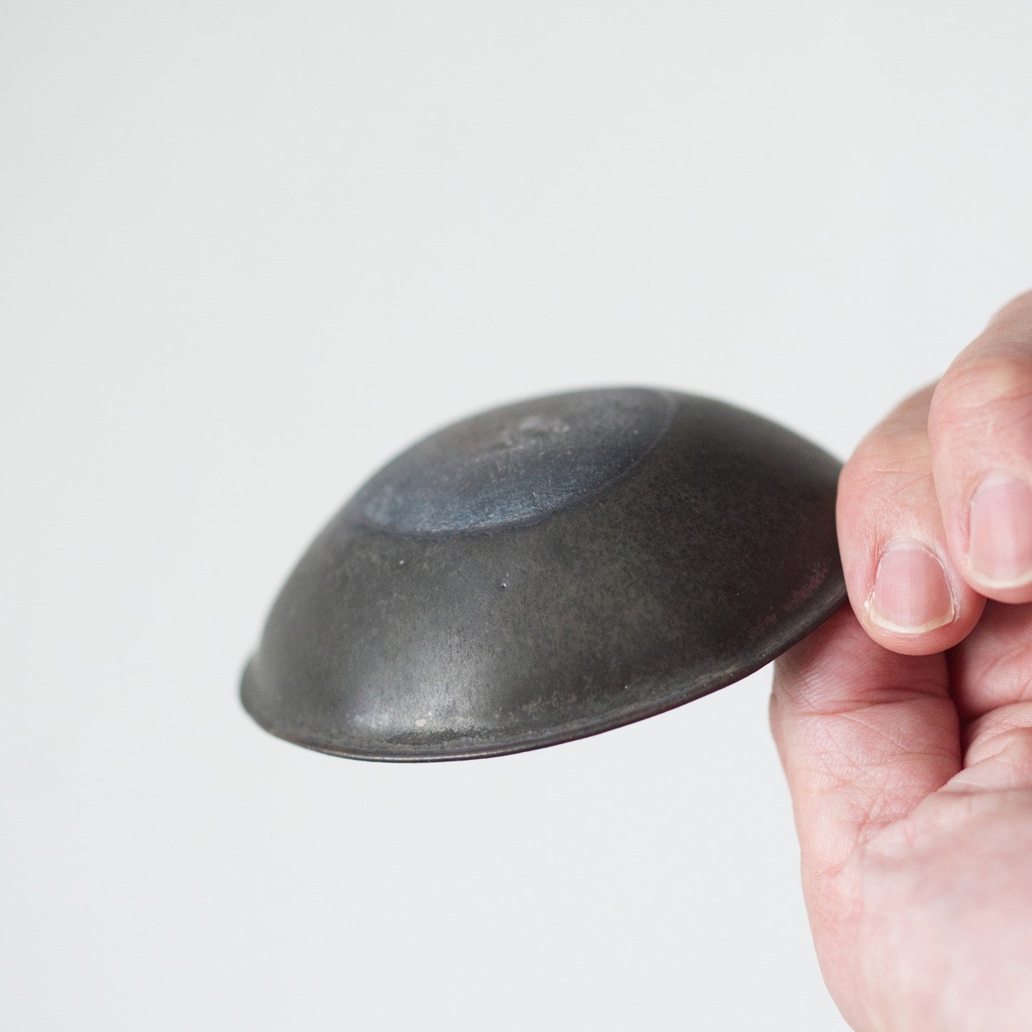 Black glaze tatara bean plate