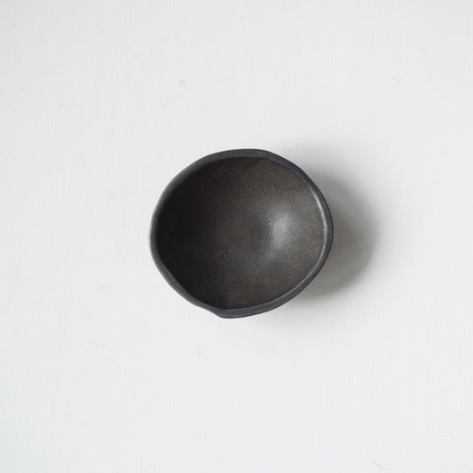 Black glaze tatara bean plate