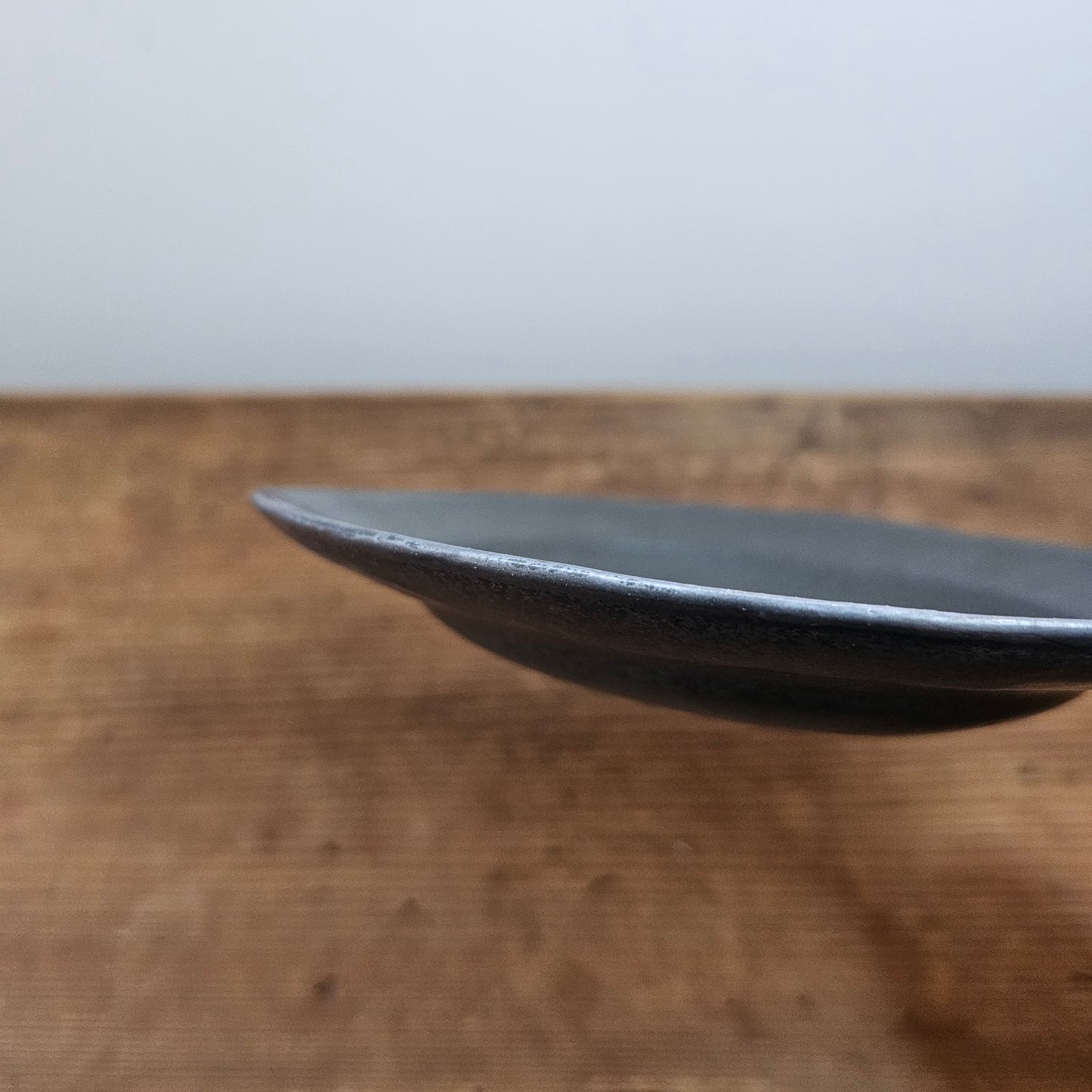 リム深6.5寸皿-黒釉