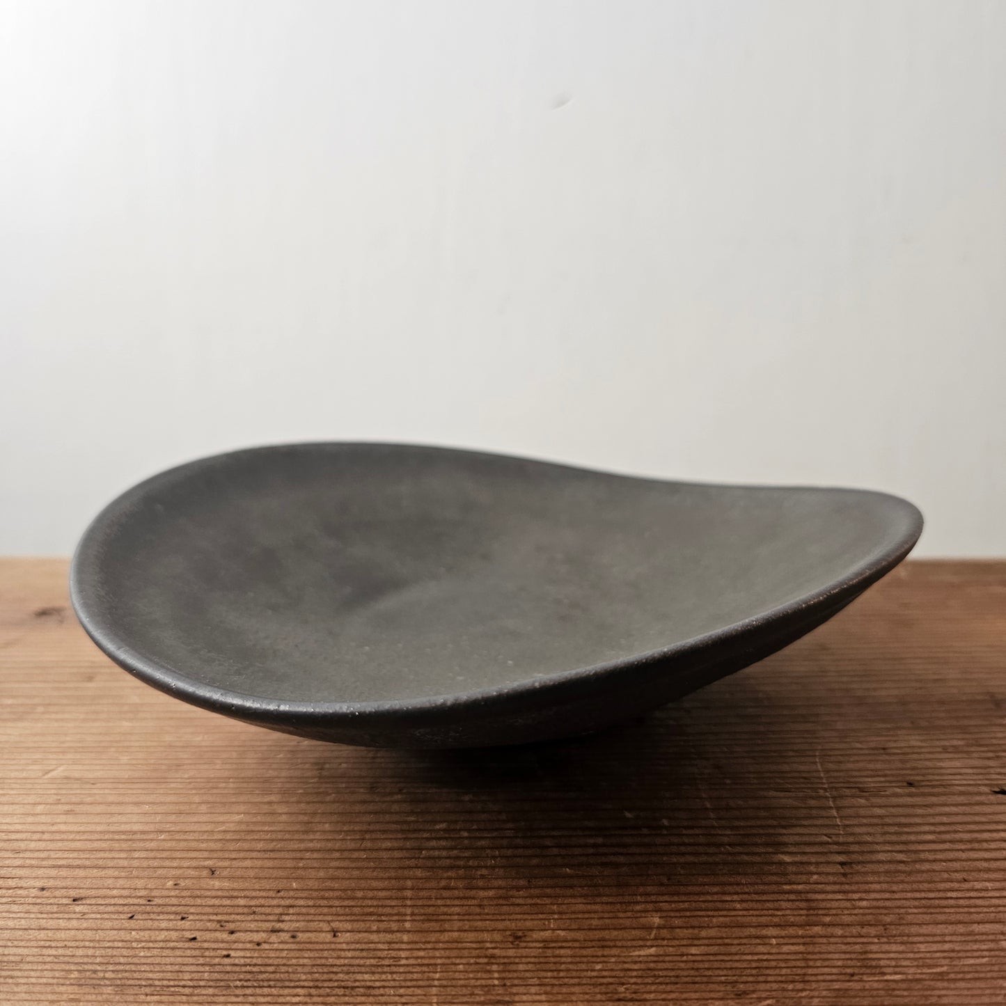 たわみ7寸鉢-黒釉